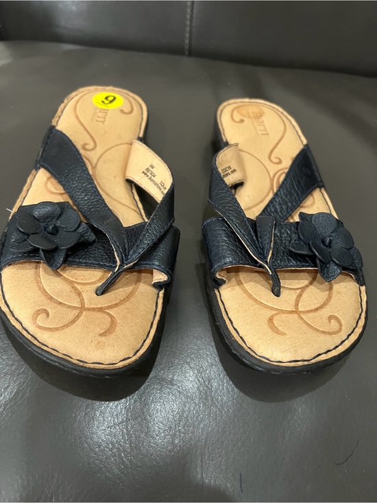 Born Shoes - (NEW) Born Women's black size 9 M thong slippers